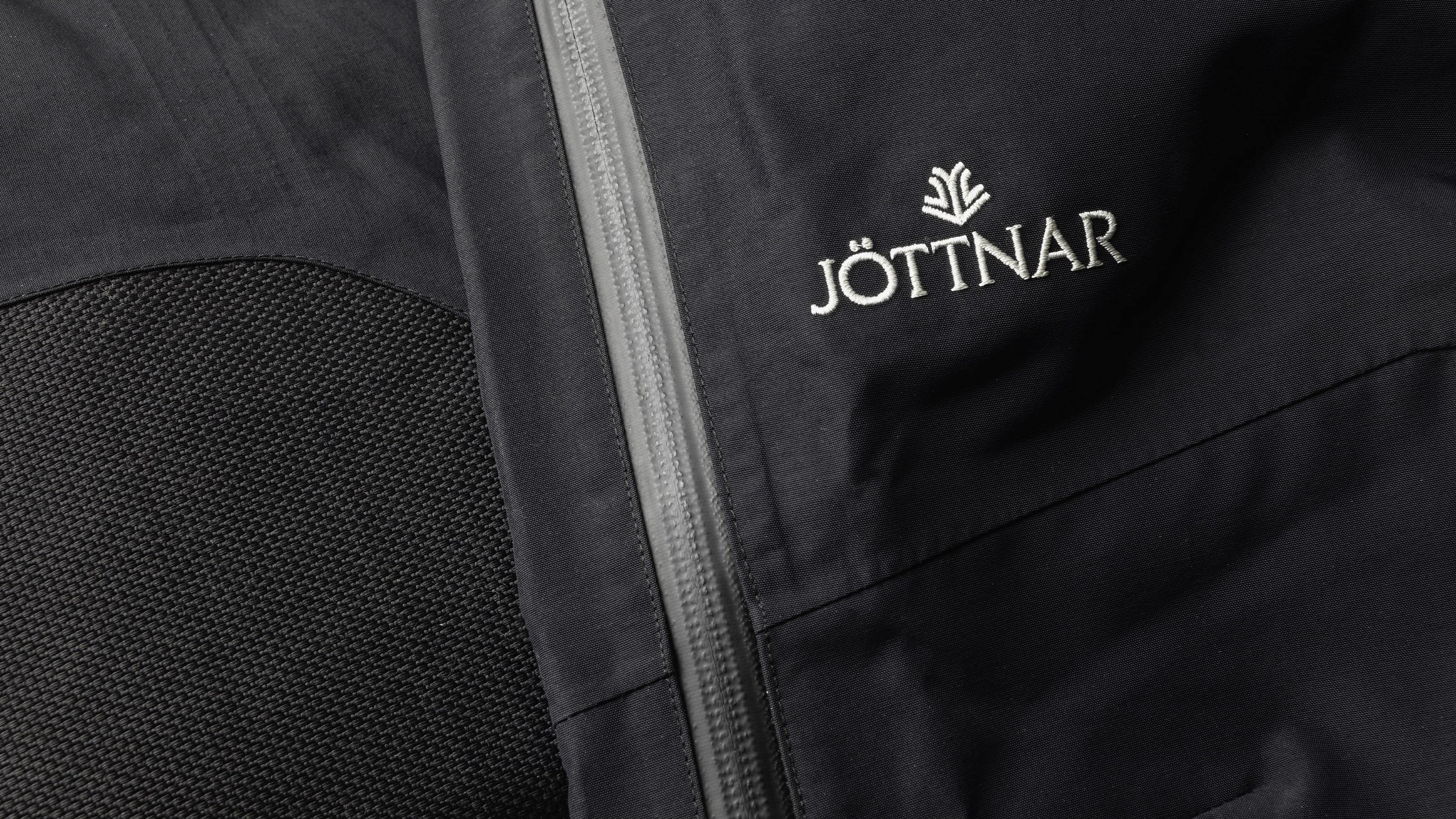 tech:Built from waterproof, windproof, highly breathable, 3-layer, 80 denier Jöttnar SKJOLDR™ with Kevlar™ reinforcement.